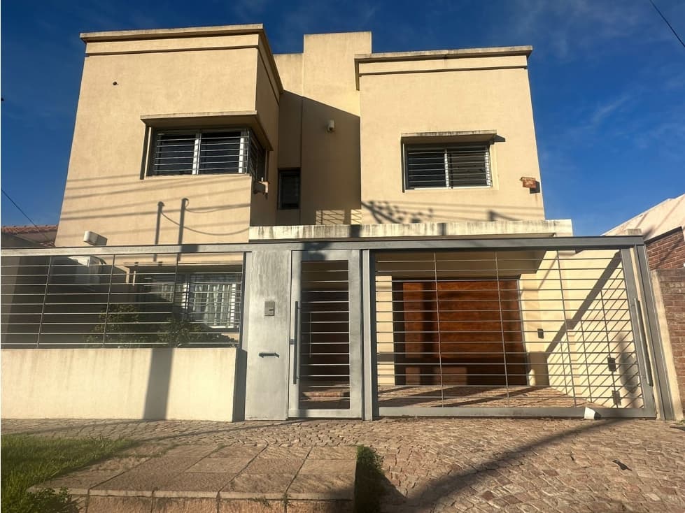Casa en barrio residencial a la venta - 1