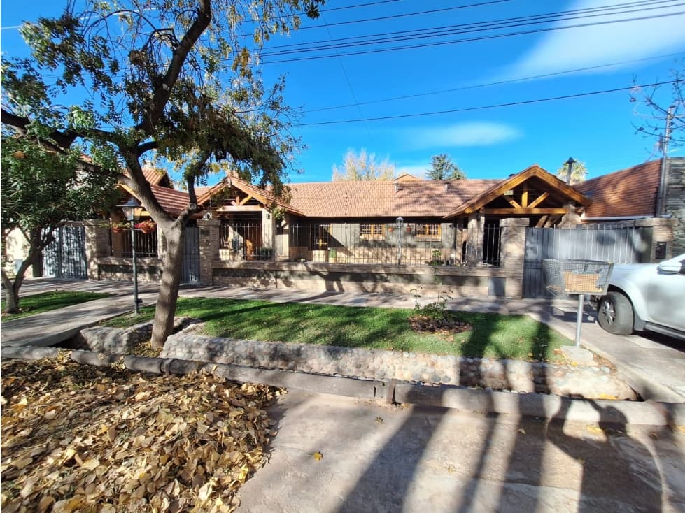 CASA EN BARRIO SOLARES DE GABRIELLI CUATRO DORMITORIOS - 1