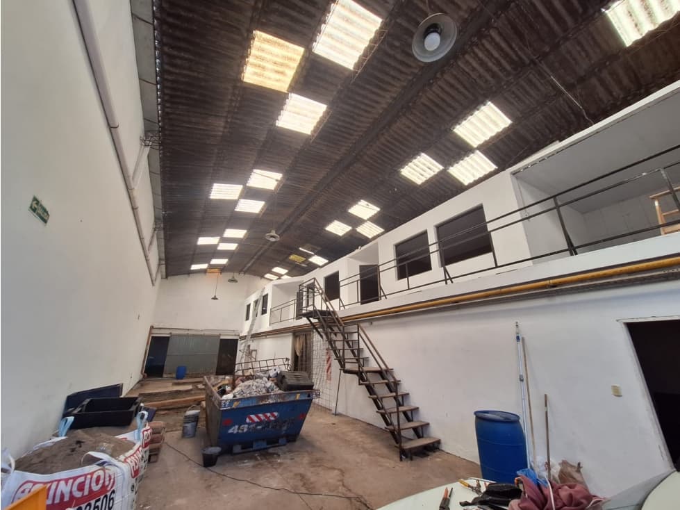 Galpòn 500m2 - Magnasco y Solis - Zona Industrial - 1