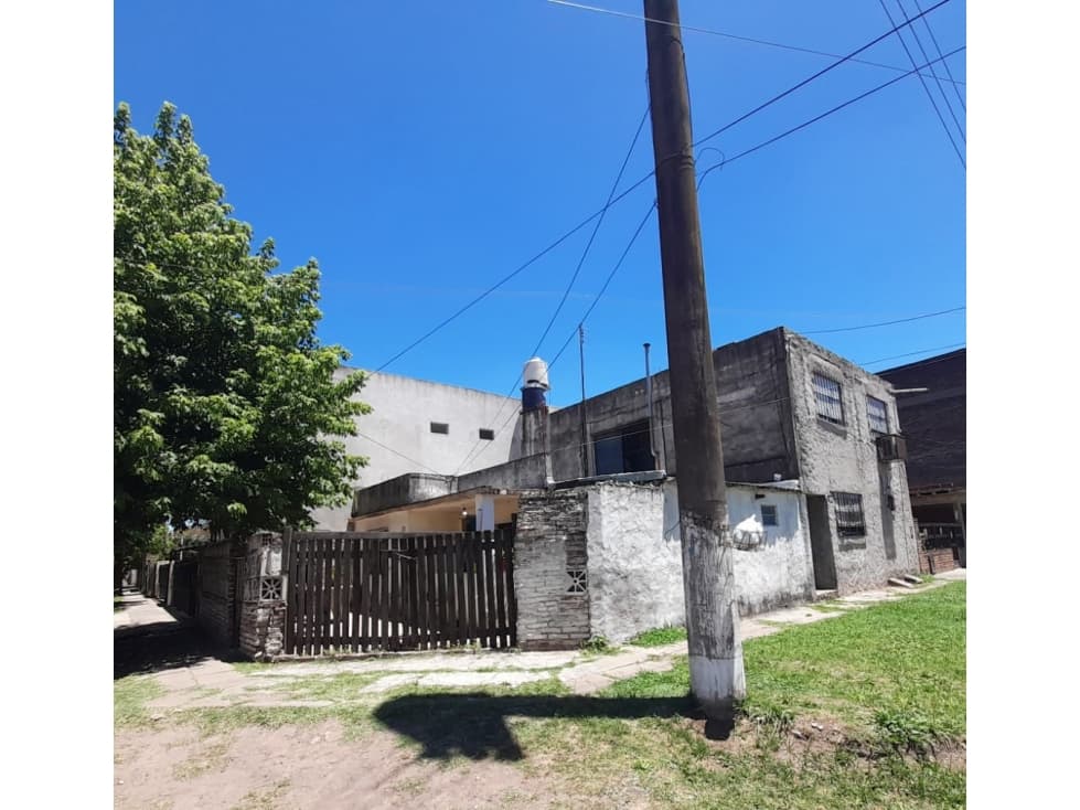 DOS VIVIENDAS. OPORTUNIDAD EN VENTA. ZONA SEMIINDUSTRIAL - 1