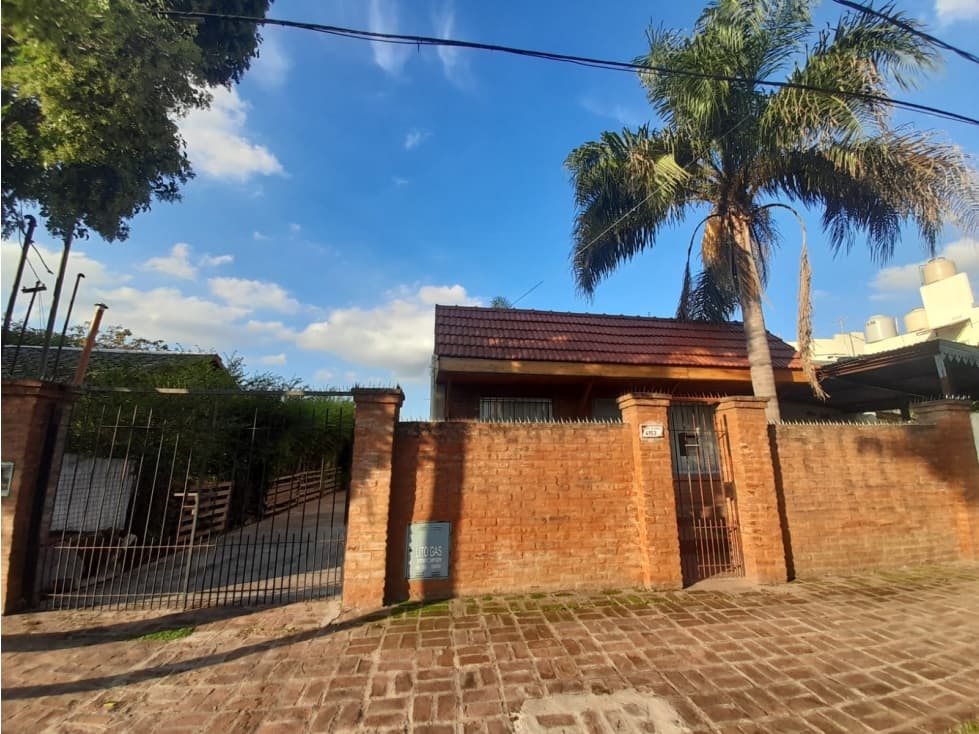 HERMOSO CHALET. LOTE PROPIO EN ALQUILER. VILLA UDAONDO - 1