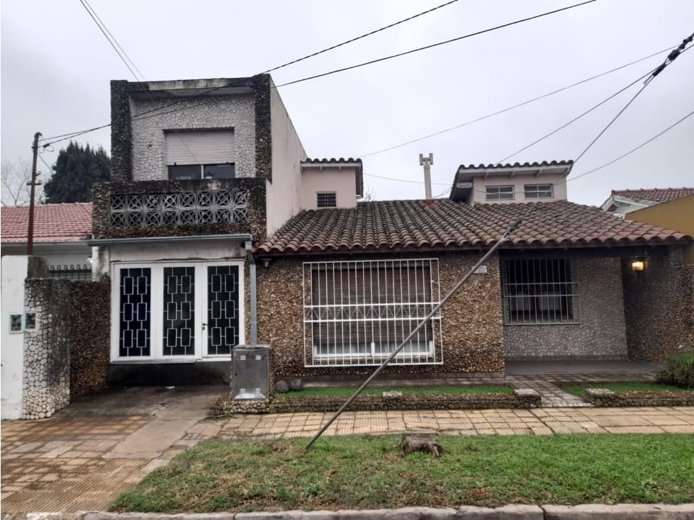 CHALET DOS PLANTAS EN VENTA. BARRIO AERONAUTICO - ITUZAINGO - 1