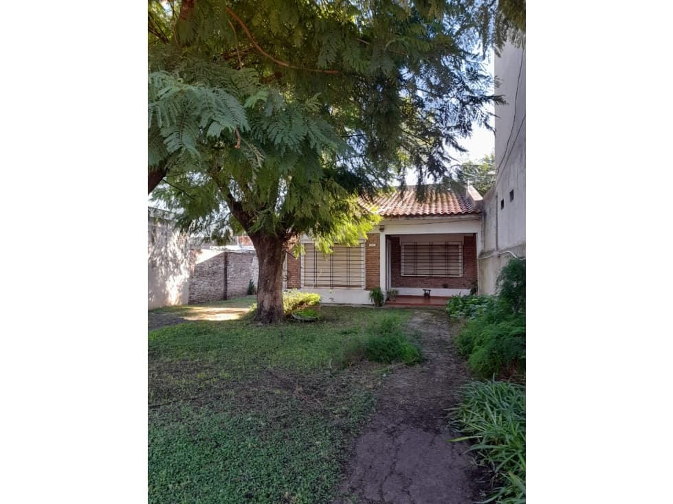 EXCELENTE CHALET SOBRE AMPLIO LOTE - 1