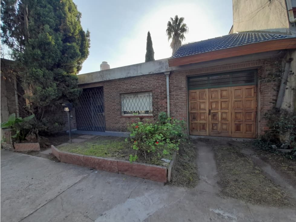 CASA AMERICANA EN VENTA A 150 MEROS ACCESO OESTE. PUENTE M. FIERRO - 1