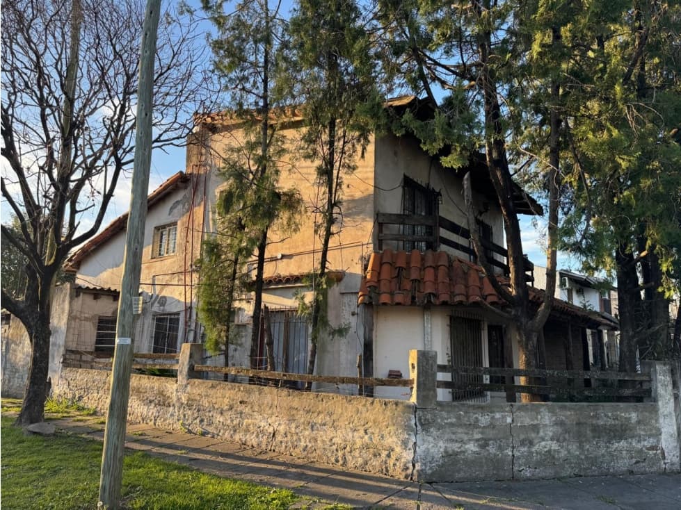AMPLIO CHALET A RECICLAR. EXCELENTE UBICACIÓN EN VENTA - 1