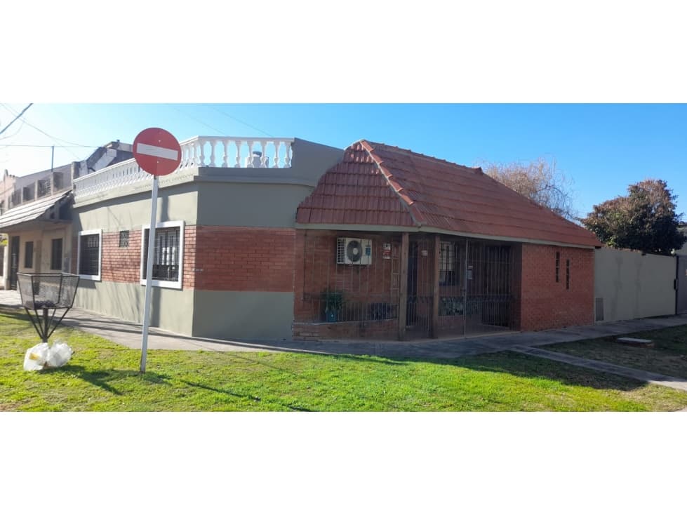 HERMOSA CASA AMERICANA EN VENTA. CASTELAR SUR - 1