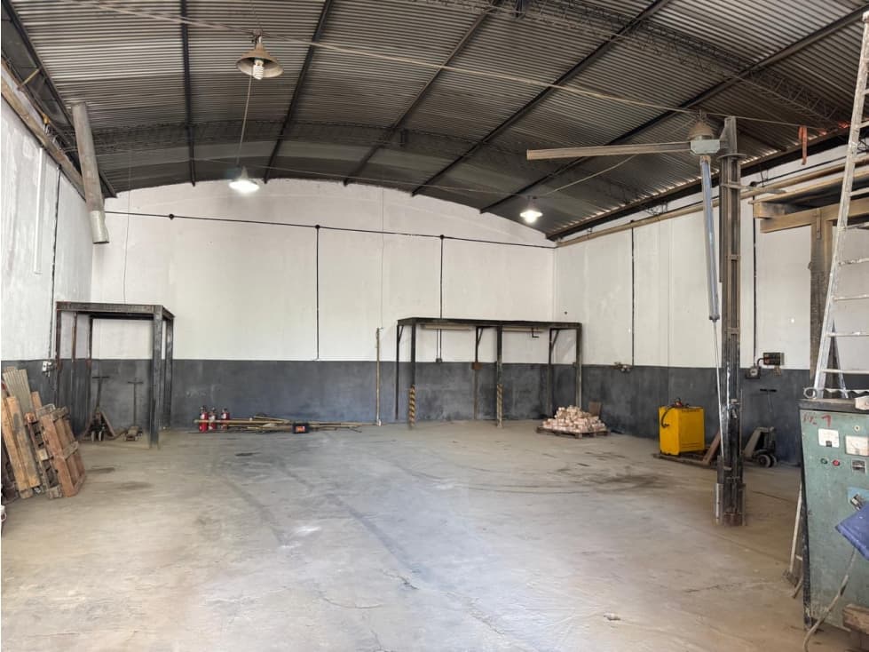 GALPON 230 M2. EN ALQUILER. ZONA SEMI INDUSTRIAL. ITUZAINGO NORTE - 1