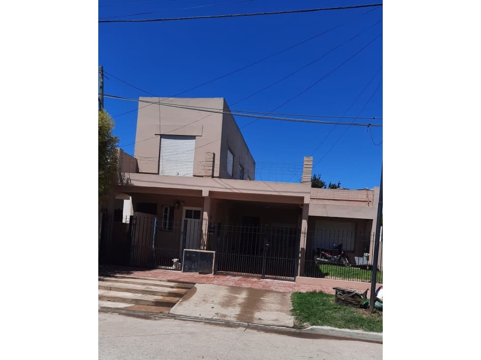 CASA + DOS DEPARTAMENTOS - 1