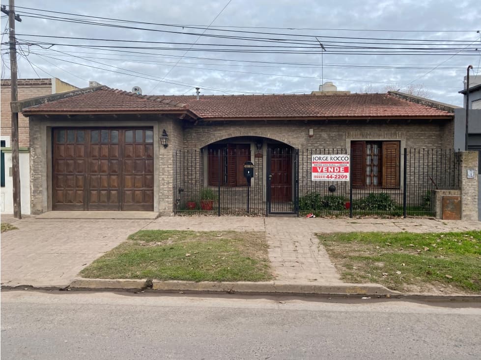 EXCELENTE CASA A METROS DEL CENTRO - 1