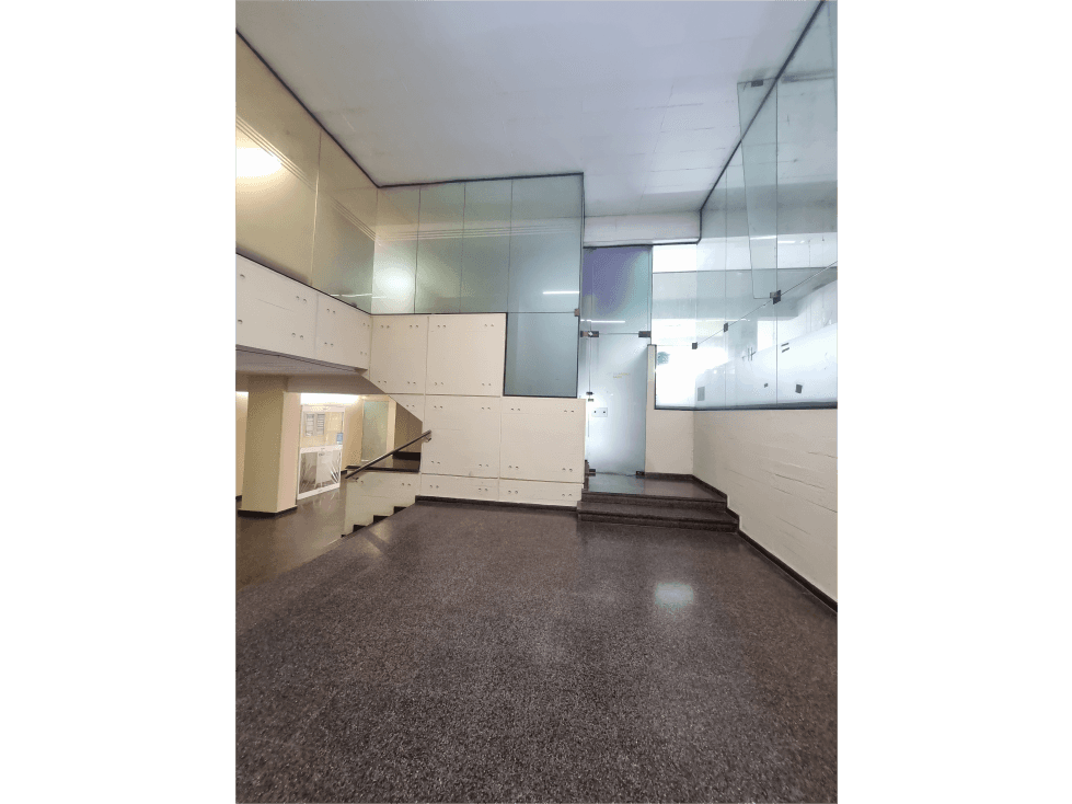 Gran entrepiso frente a Plaza 25 de Mayo! - 1