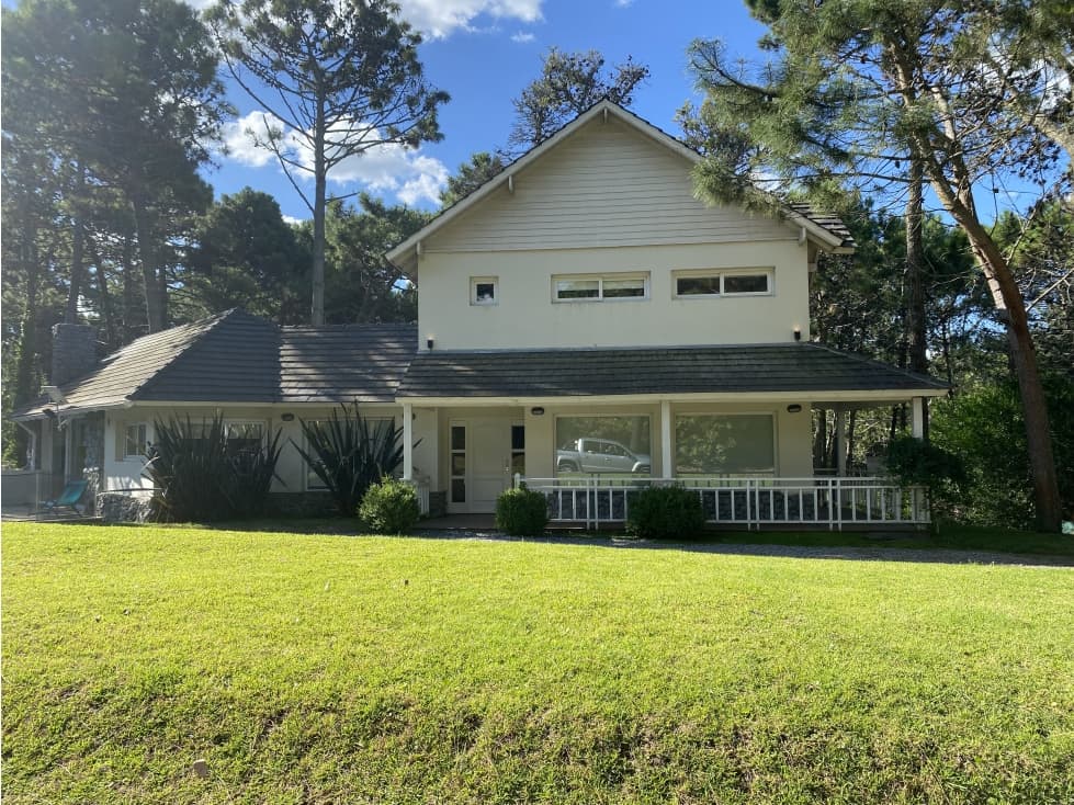 Venta en Carilo - Chalet de Categoria con Piscina y Jacuzzi - 1