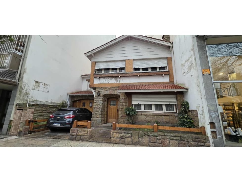 Alquiler comercial chalet de 7 ambientes en inmejorable ubicación. - 1