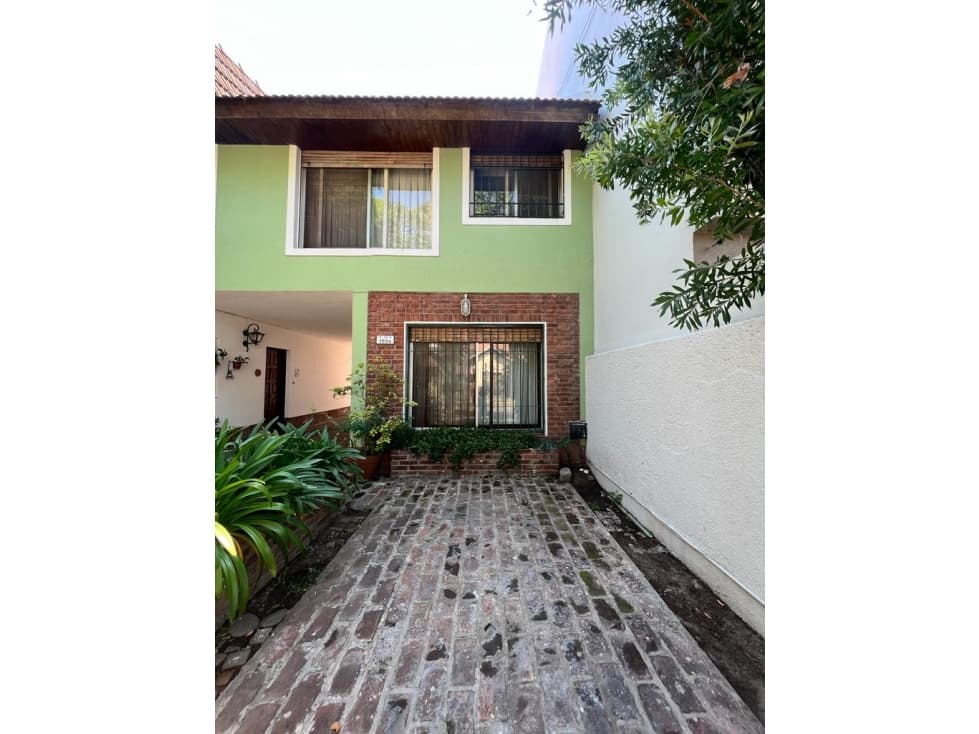 CASA EN BECCAR TRES DORMITORIOS centro a 4 cuadras estacion - 1