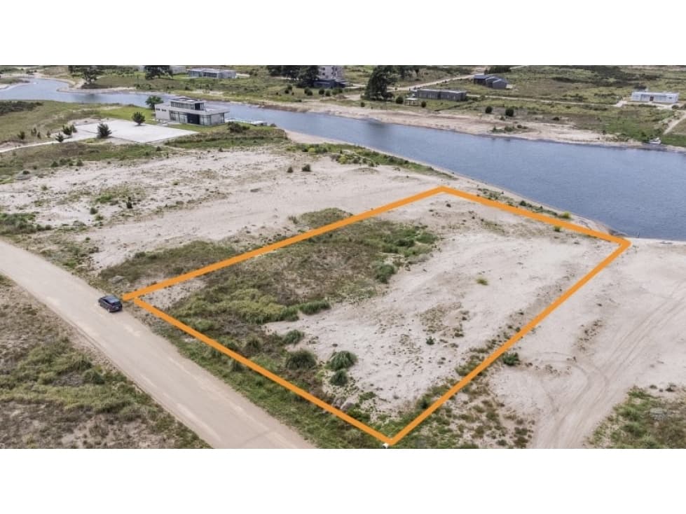 Lote en Barrio Privado El Salvaje con fondo de laguna - 1