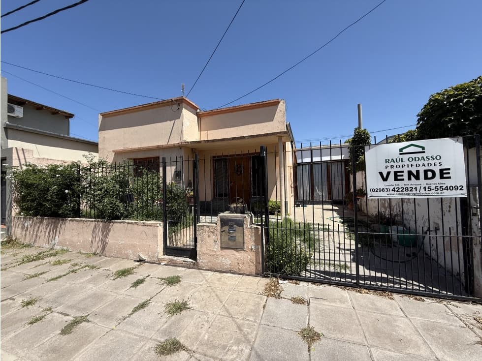 Casa sobre amplio lote - 1