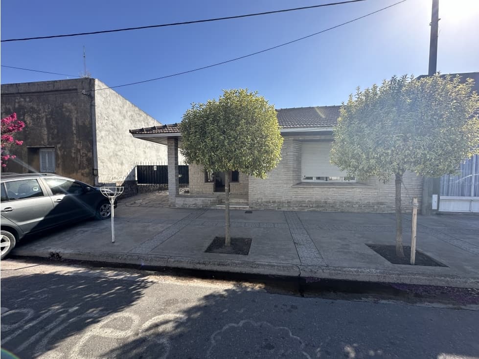 Amplia propiedad - 1