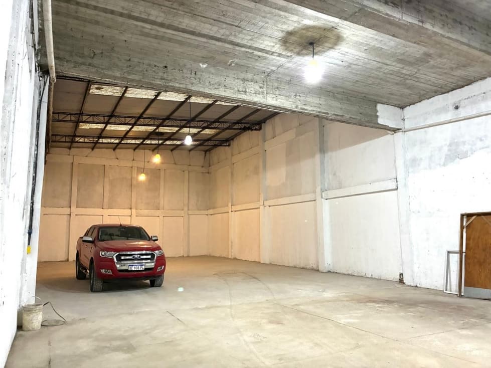 Alquiler galpón comercial Libertad y Tandil - 1