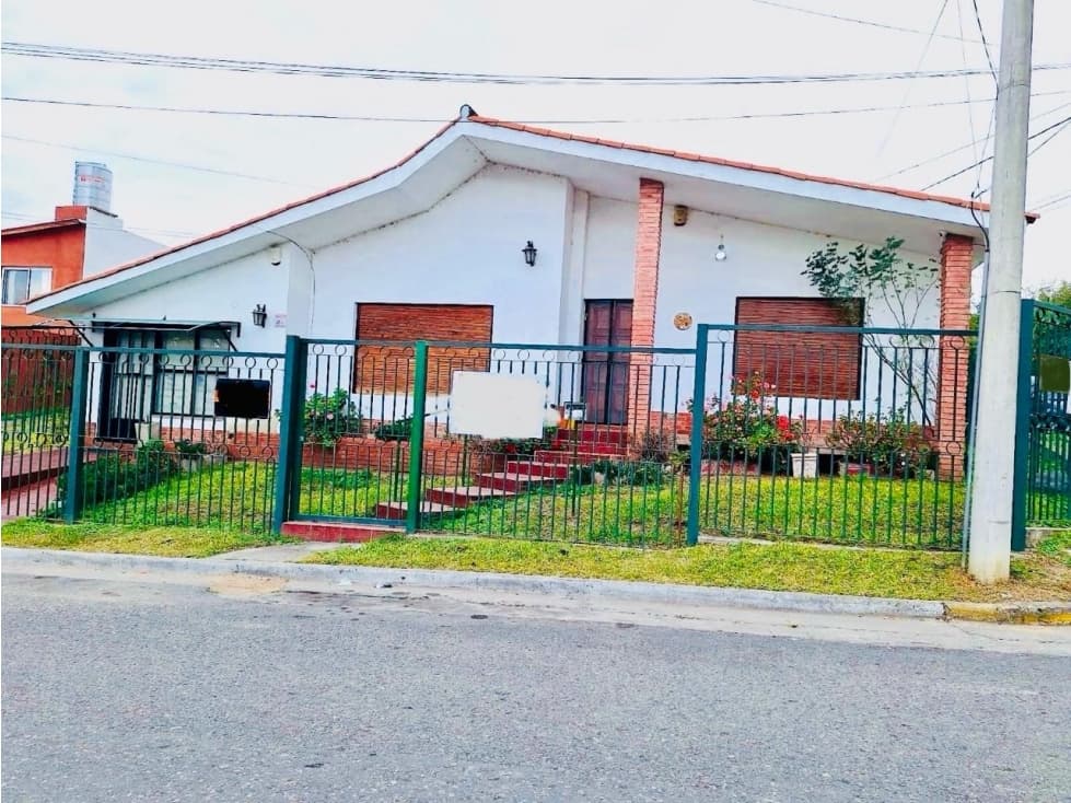 Se vende hermosa casa + local comercial en el centro de Tanti - 1