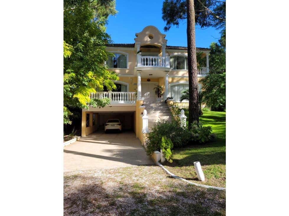 HERMOSA CASA EN CARILO CON PISCINA CLIMATIZADA - 1
