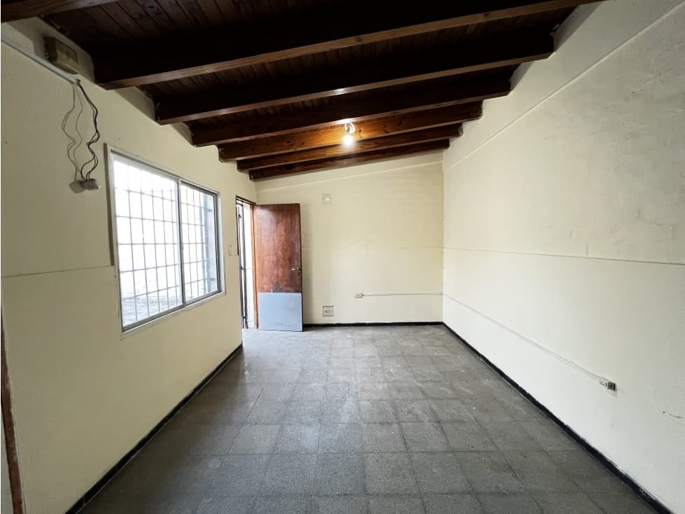 Casa en alquiler de 2 dormitorios con garaje pasante, patio - 1