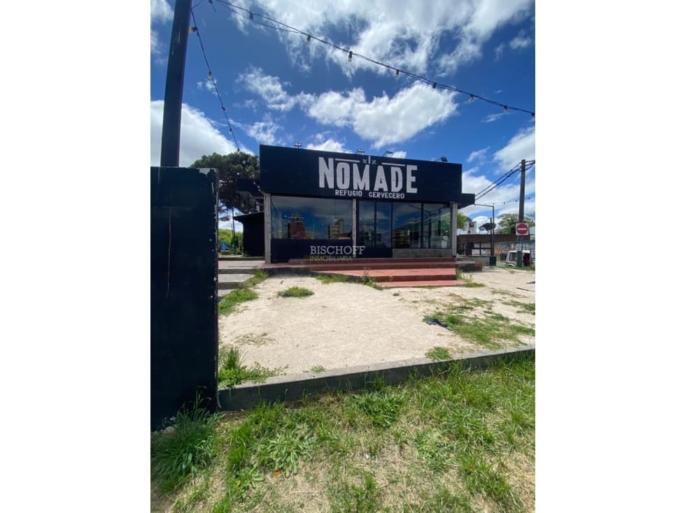 EXCELENTE LOCAL COMERCIAL SOBRE ESQUINA, TODOS LOS SERVICIOS - 1