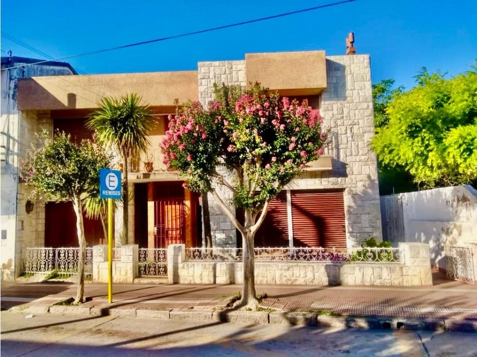 VENTA DE CASA CÉNTRICA EN ZONA COMERCIAL EN CAPILLA DEL MONTE - 1