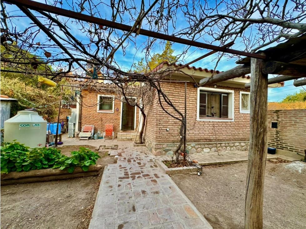 VENTA DE CASA EN B° LAS GEMELAS- CAPILLA DEL MONTE-CBA - 1