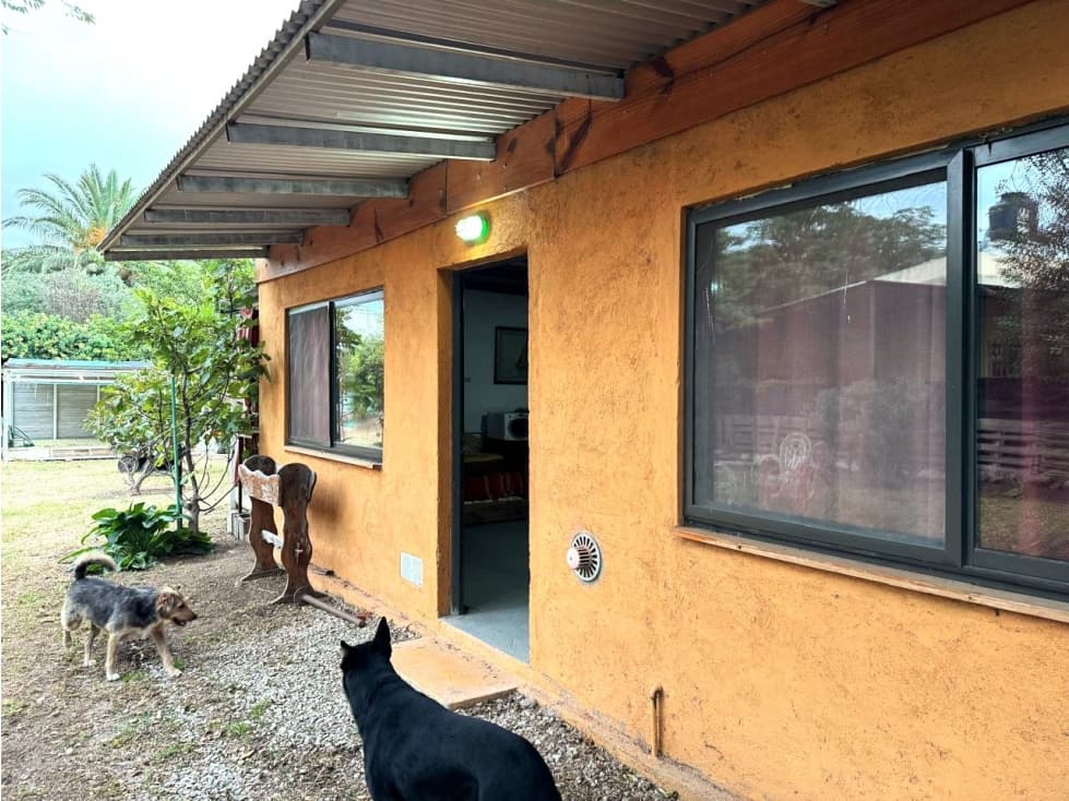 VENTA DE CASA CÉNTRICA EN  CAPILLA DEL MONTE- CÓRDOBA - 1