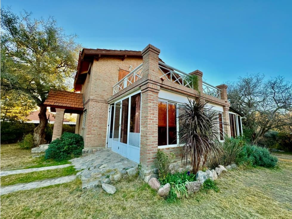 VENTA DE HERMOSO CHALET CON VISTAS EN B° LA TOMA-CAPILLA DEL MONTE - 1