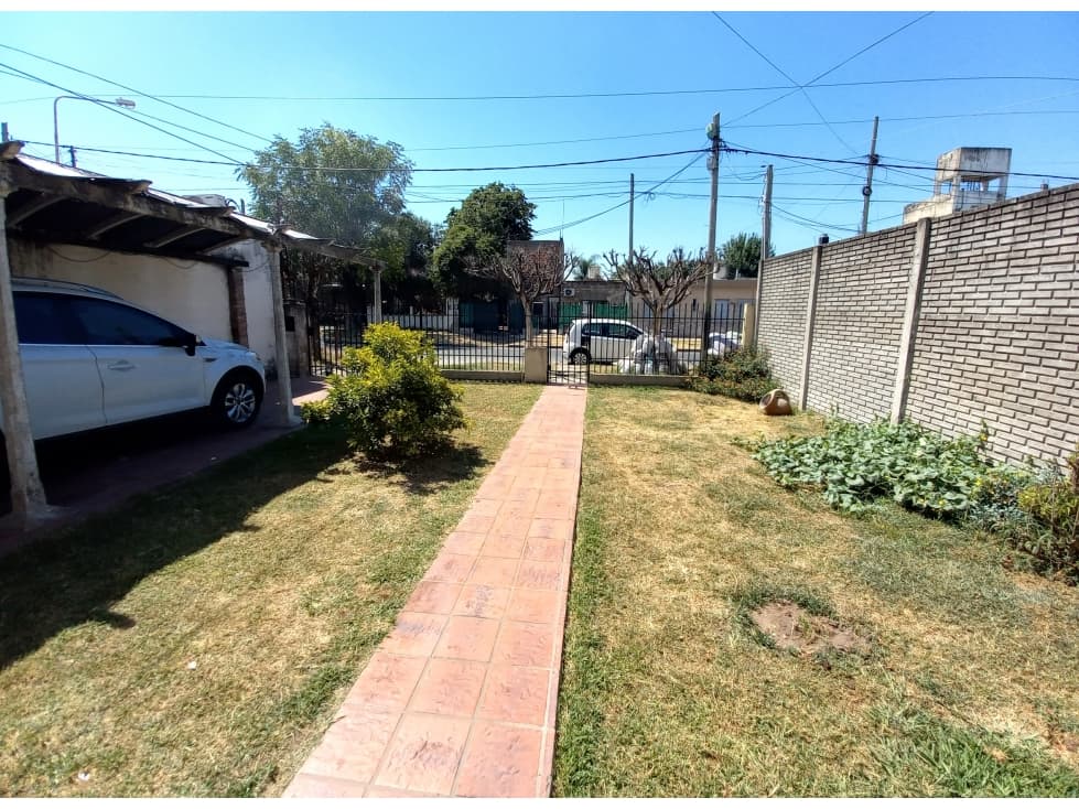 Casa en venta con terreno de 10 x 30 en Laferrere - 1