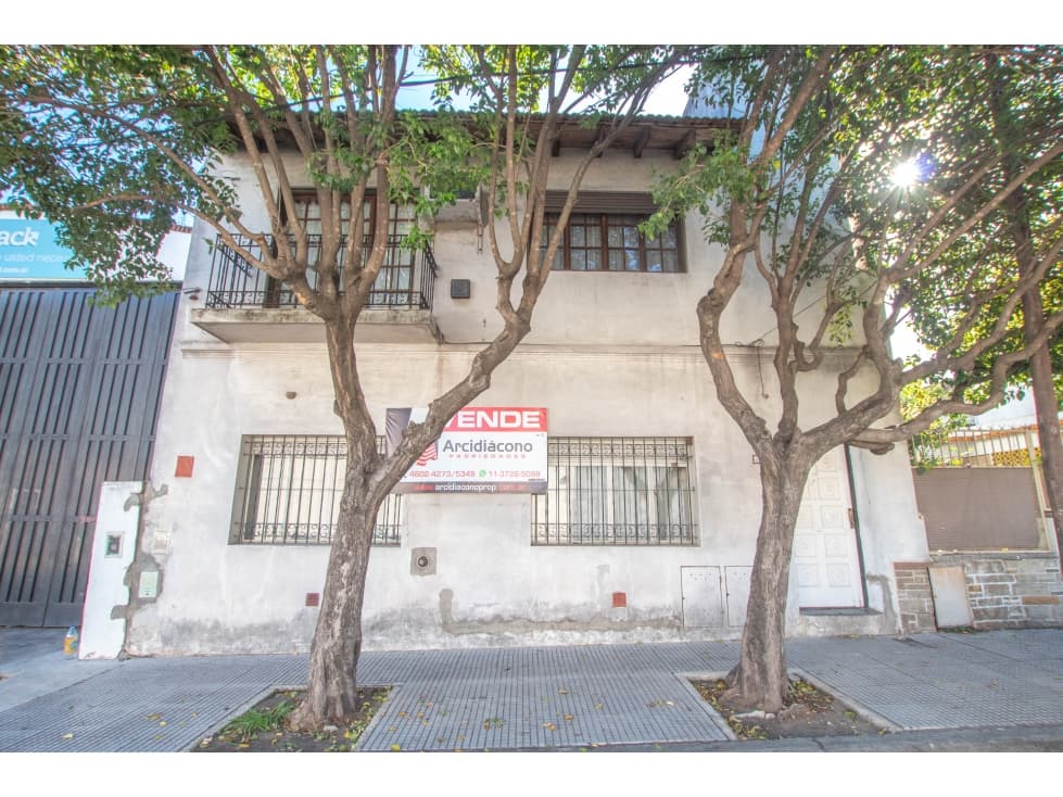 CASA 6 AMBIENTES CON GALPON Y FONDO LIBRE EN VENTA. T GORDILLO 3800 - 1