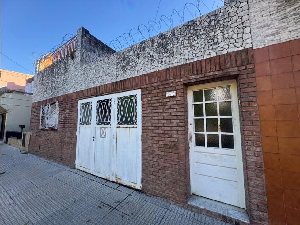 VENTA CASA MULTIFAMILIAR 6 AMBIENTES C GARAGE. PJE GUIRALDES 3000 - 1