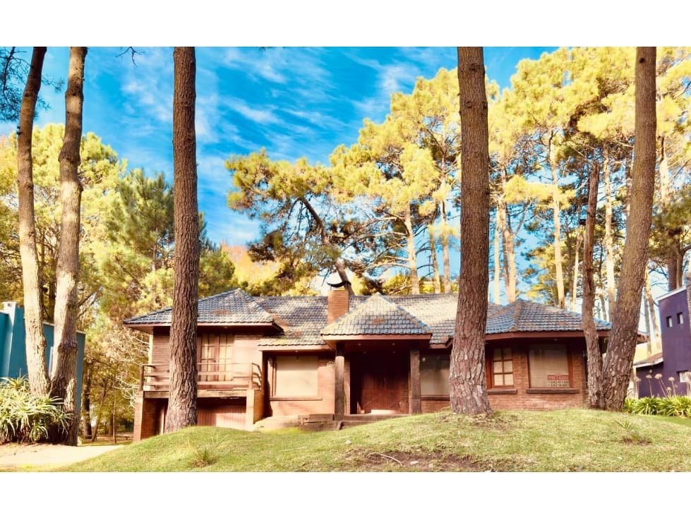 Chalet en venta en Cariló con Pileta 4 dormitorios, Gas natural - 1