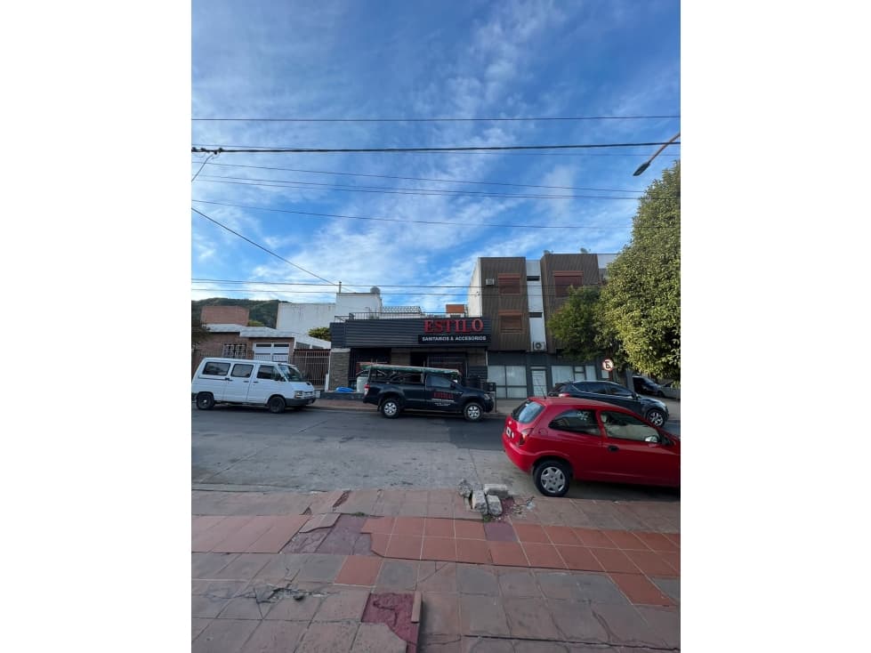 VENTA EDIFICIO CON LOCALES SOBRE AV. EN CARLOS PAZ - 1