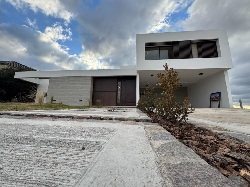 VENTA CASA A ESTRENAR 3 DORMITORIOS COUNTRY CARLOS PAZ GOLF - 1