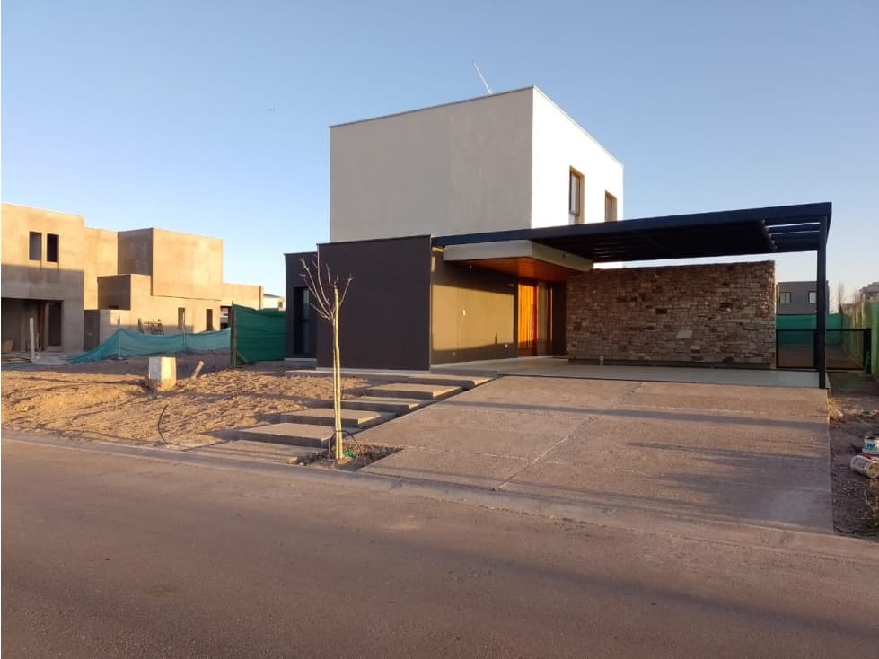 INMOBILIARIA INKASA - VENDE CASA EN BARRIO PRIVADO GRAN BOEDO - 1