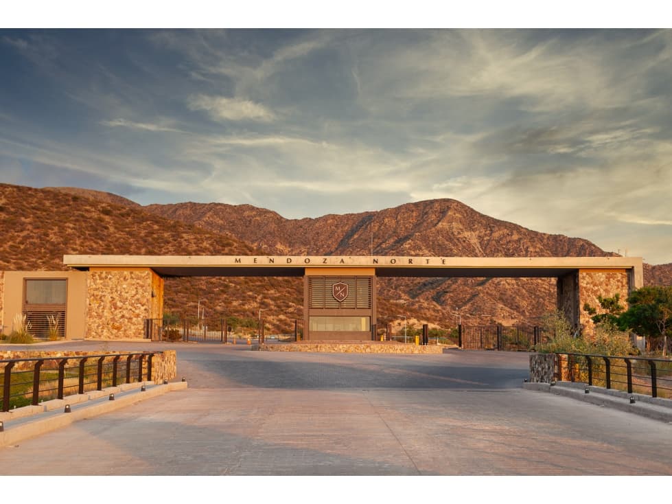 VENDE LOTE ESQUINA EN EL EXCLUSIVO BARRIO PRIVADO MENDOZA NORTE - 1