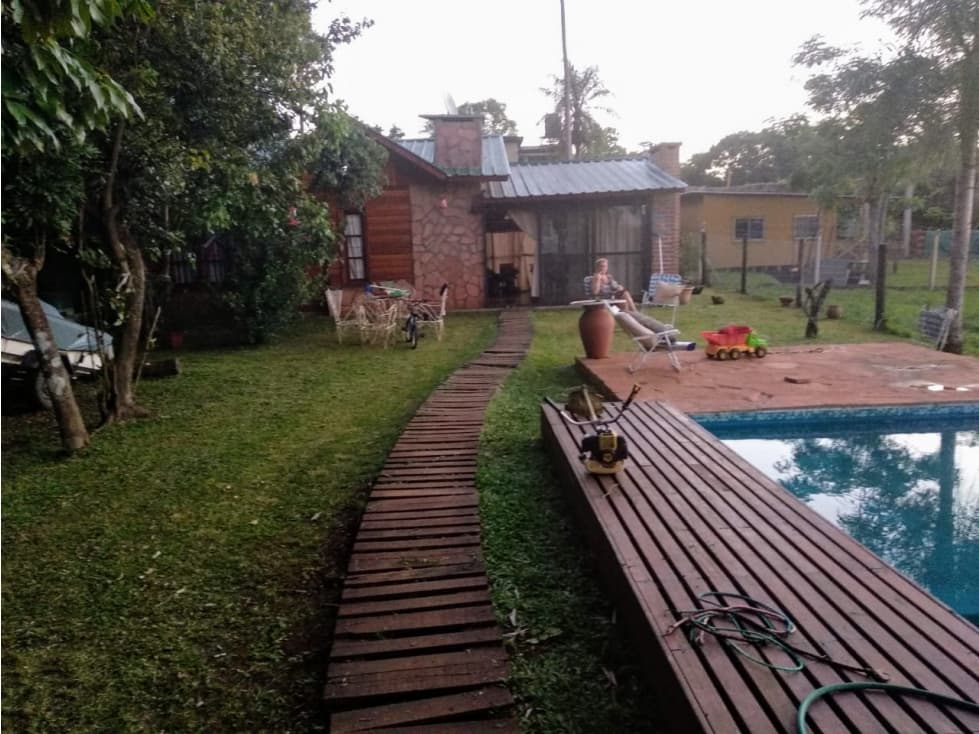 VENDO CASA EN AMPLIO TERRENO, QUINCHO Y PILETA, CANDELARIA MNES - 1