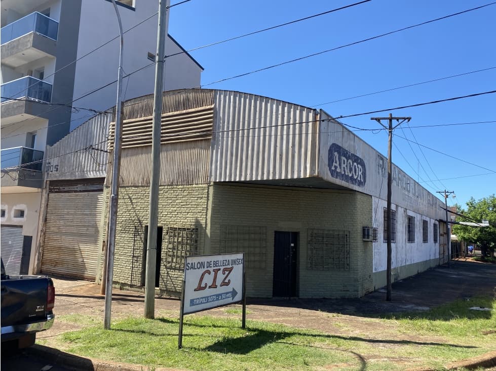 VENDO AMPLIO GALPÓN EN ESQUINA DE IMPORTANTE AVENIDA . - 1