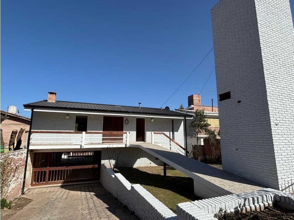 MINA CLAVERO - CASA DE 4 DORMITORIOS- PARQUE Y PILETA - 1