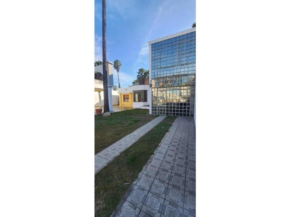 PROPIEDAD EN LA CALERA - CENTRO- 4 DORMITORIOS Y DEPENDENCIAS - 1