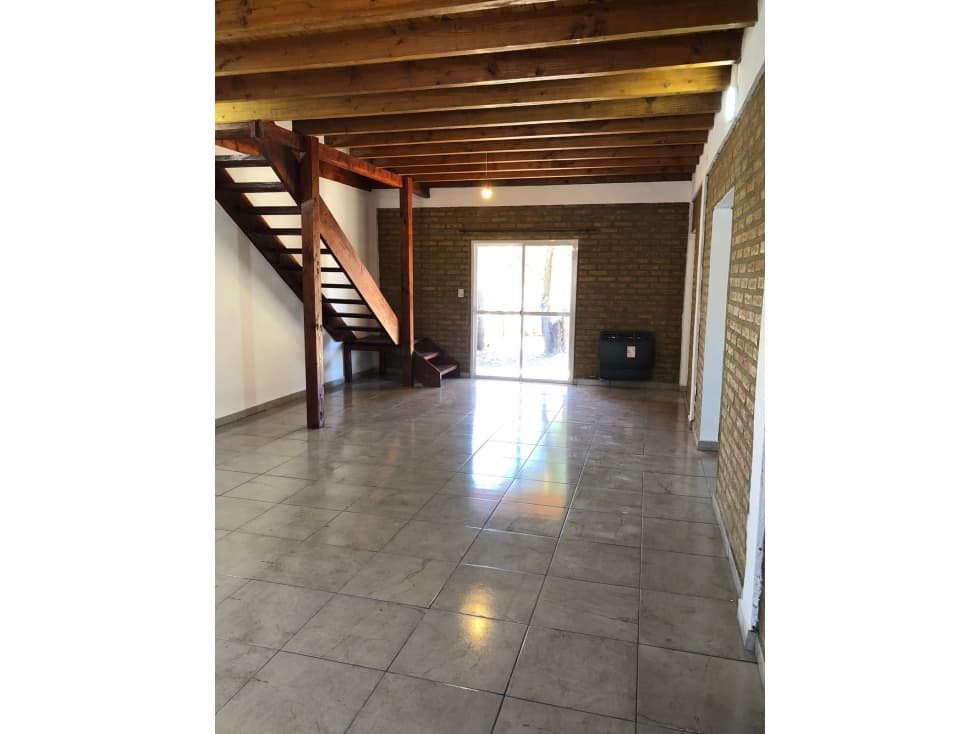 SE ALQUILA CASA DE 2 DORMITORIOS CON PATIO EN EL BOLSÓN - 1