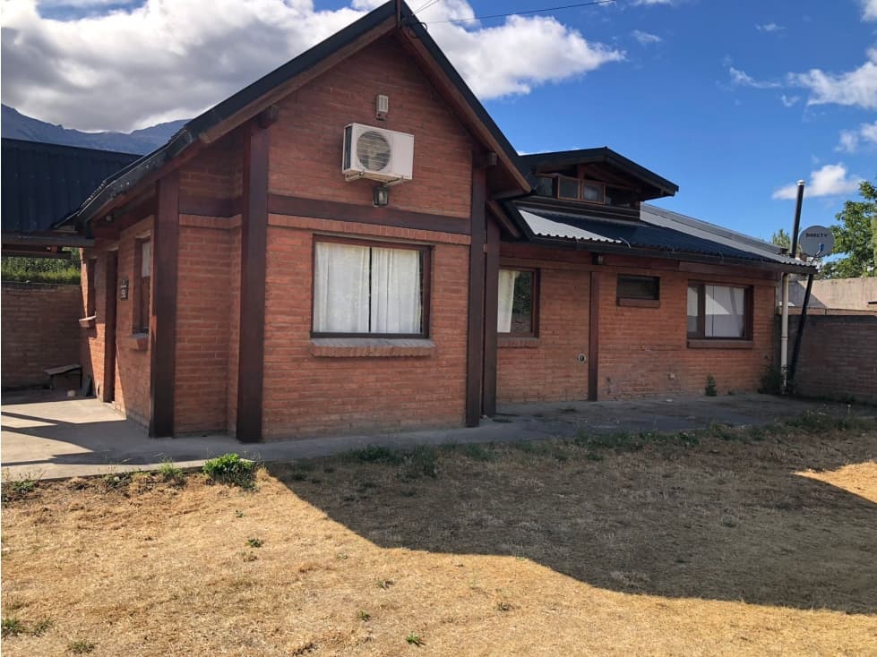 SE ALQUILA PROPIEDAD PARA OFICINAS EN EL CENTRO DE EL BOLSÓN - 1