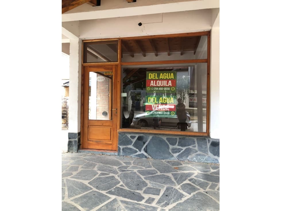 SE ALQUILA AMPLIO LOCAL FRENTE A LA GUARDIA DEL HOSPITAL EN EL BOLSON - 1