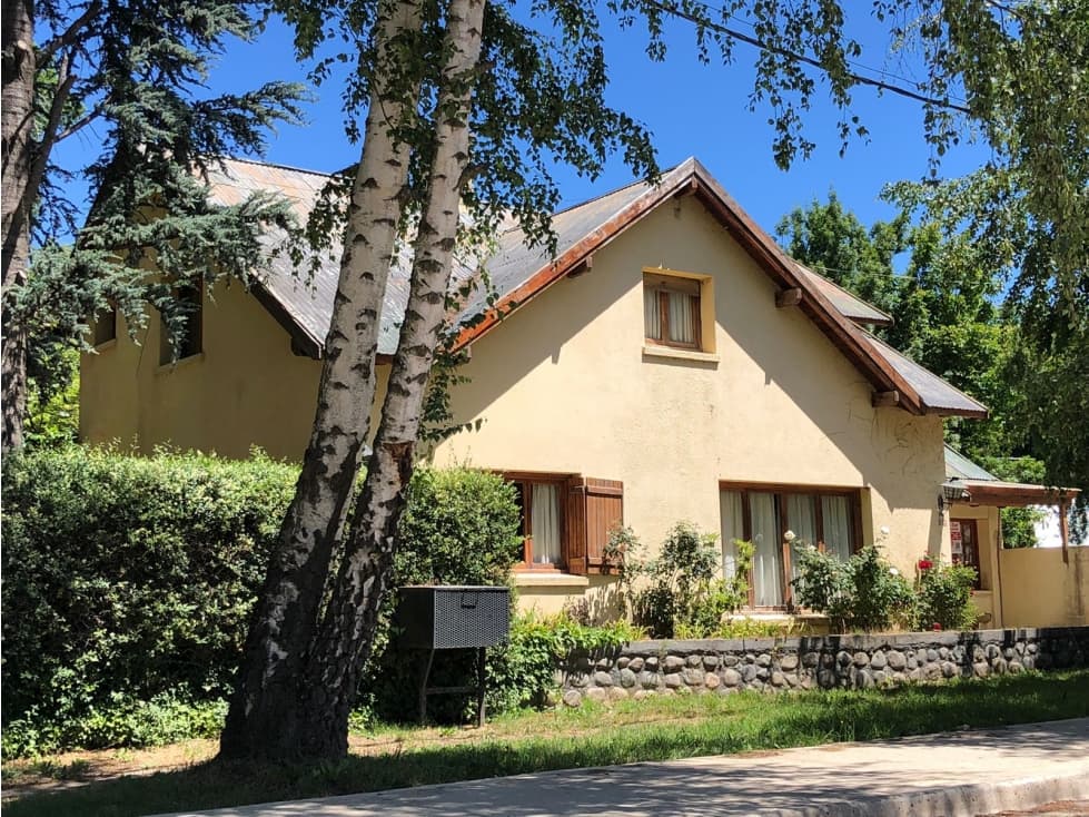 EN VENTA AMPLIA CASA EN EL CENTRO DE EL BOLSÓN CA-245 - 1