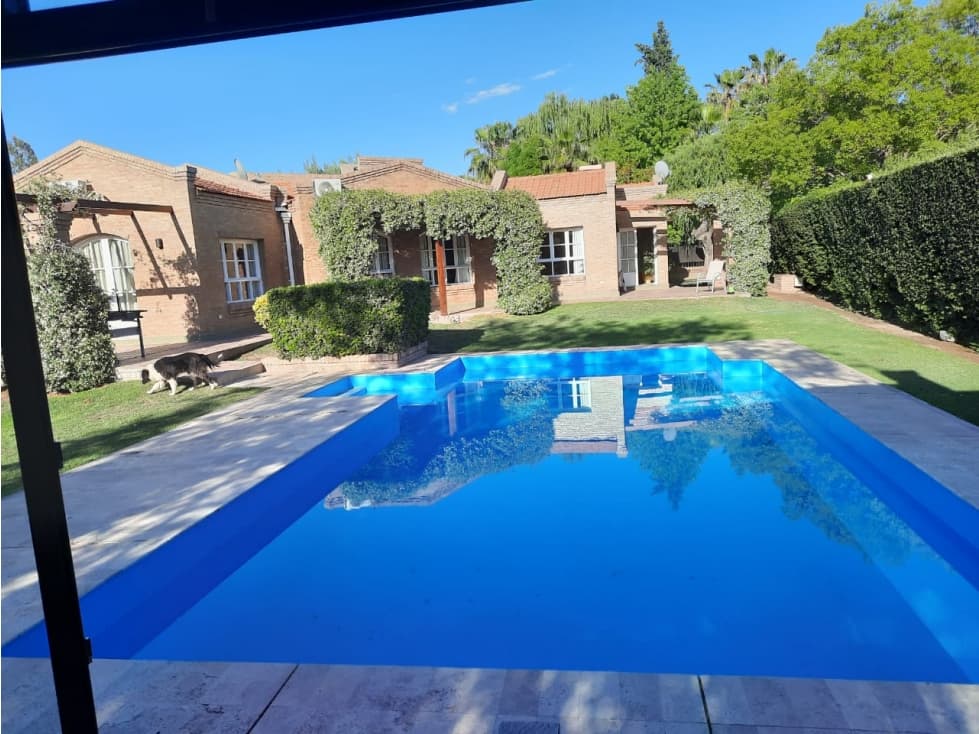 Venta-Hermosa Casa-Pileta-Jardín-Chacras de Coria-1000m2 - 1