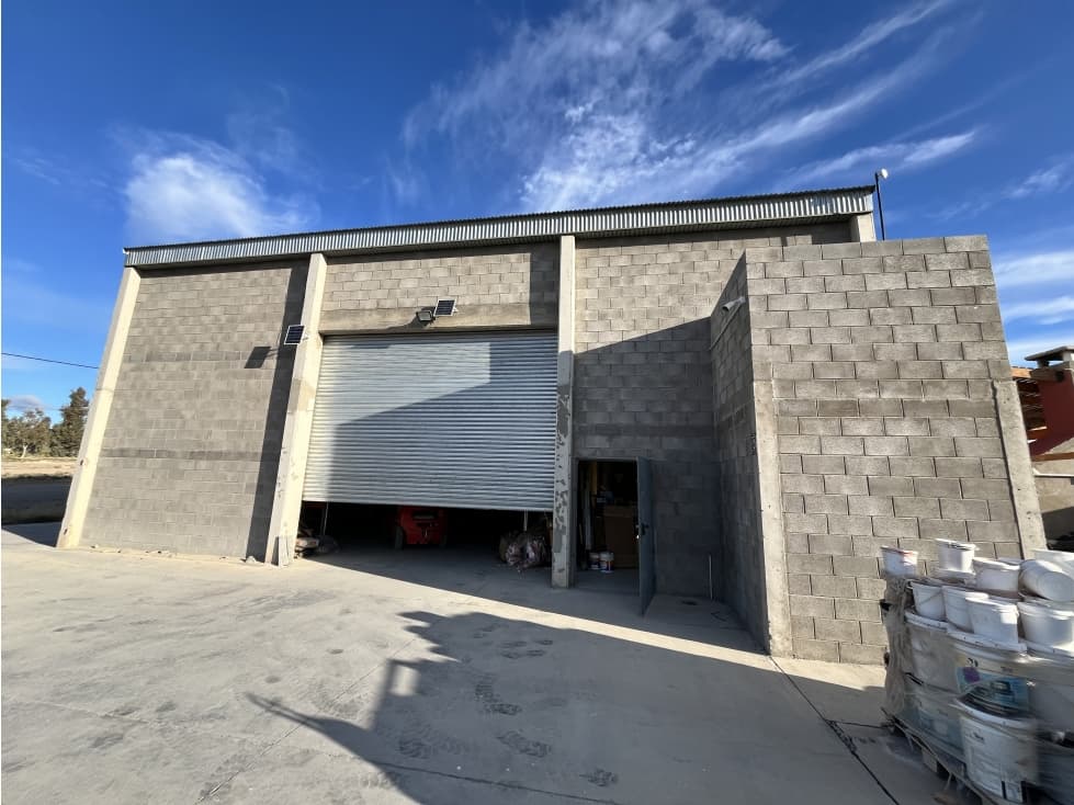 Galpón con salón de usos múltiples y Pileta Climatizada - 1