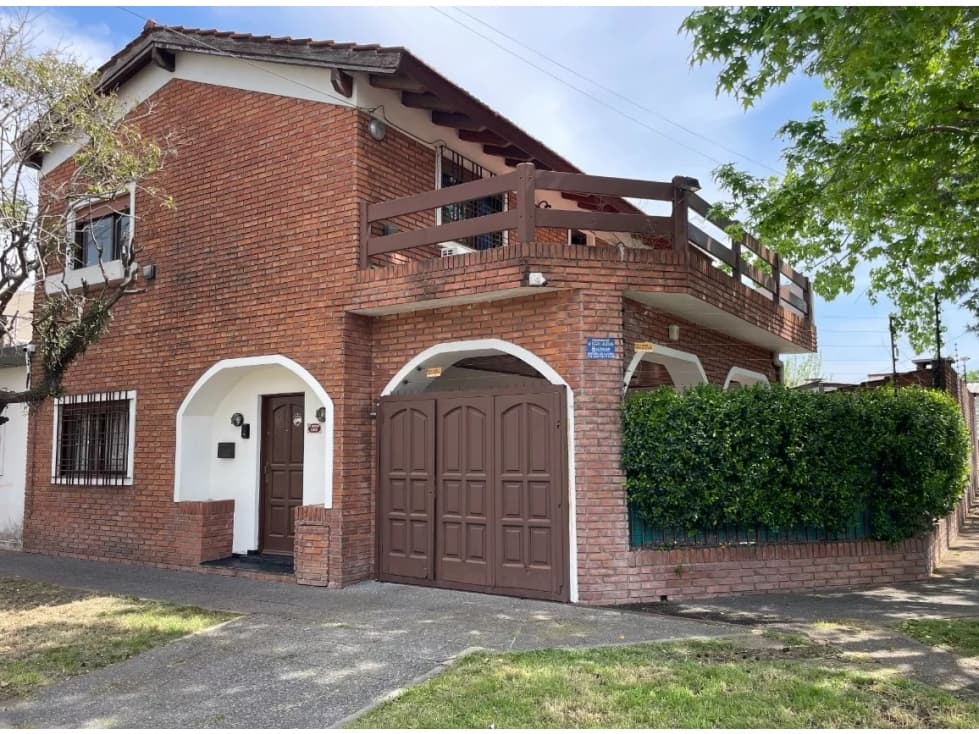 EXCELENTE PROPIEDAD EN CASTELAR SUR!!!! - 1