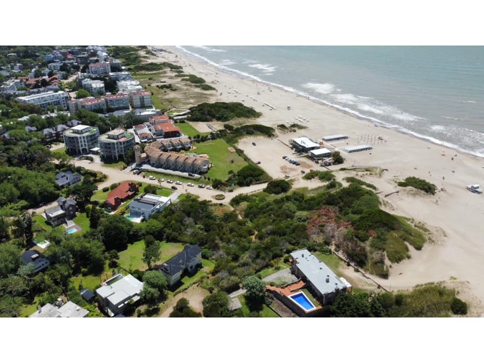VENDO Lote en Carilo 1.473 m² Excelente Ubicación Cerca del Mar - 1