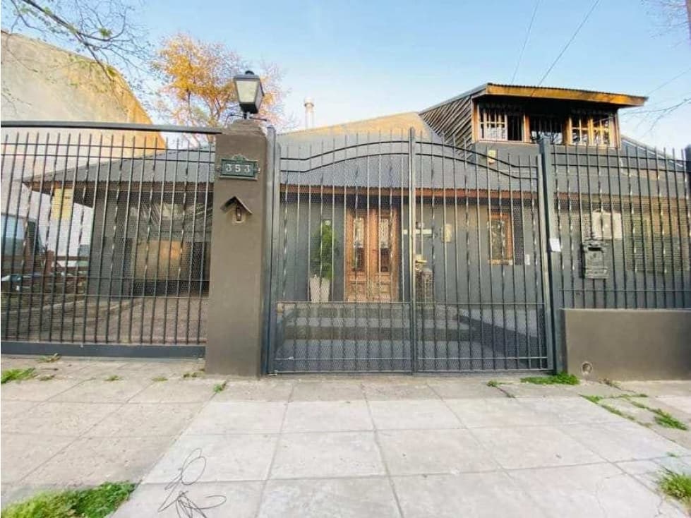 Excelente Casa en Venta con Parque y Pileta Lote de 630 m² - Bs As - 1